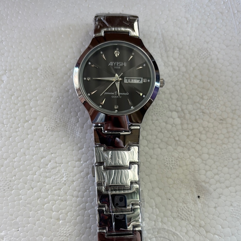 Sleek Silver Analog Watch with Stainless Steel Band